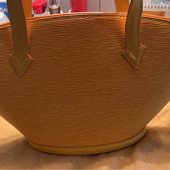 LV Saint Jacques timeless and classic handbag is made of Epi leather. - Picture 4 of 5